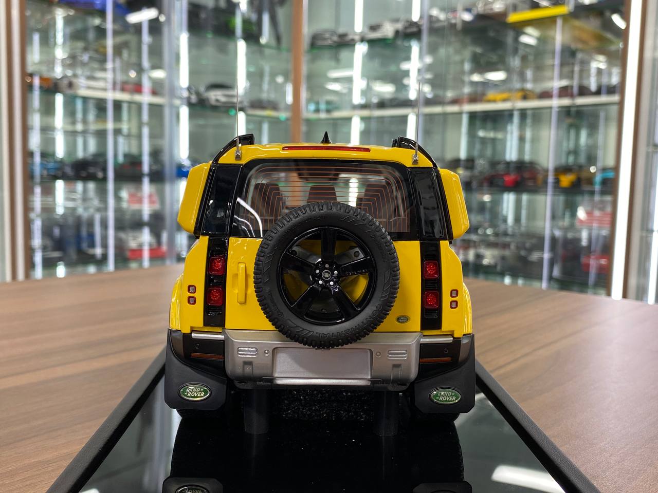 1/18 Resin MotorHelix Land Rover Defender 110 Desert Yellow Limited 50 pcs