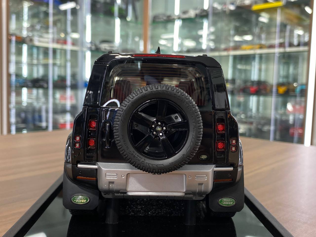 1/18 Resin MotorHelix Land Rover Defender 110 Gloss Black Limited 50 pcs