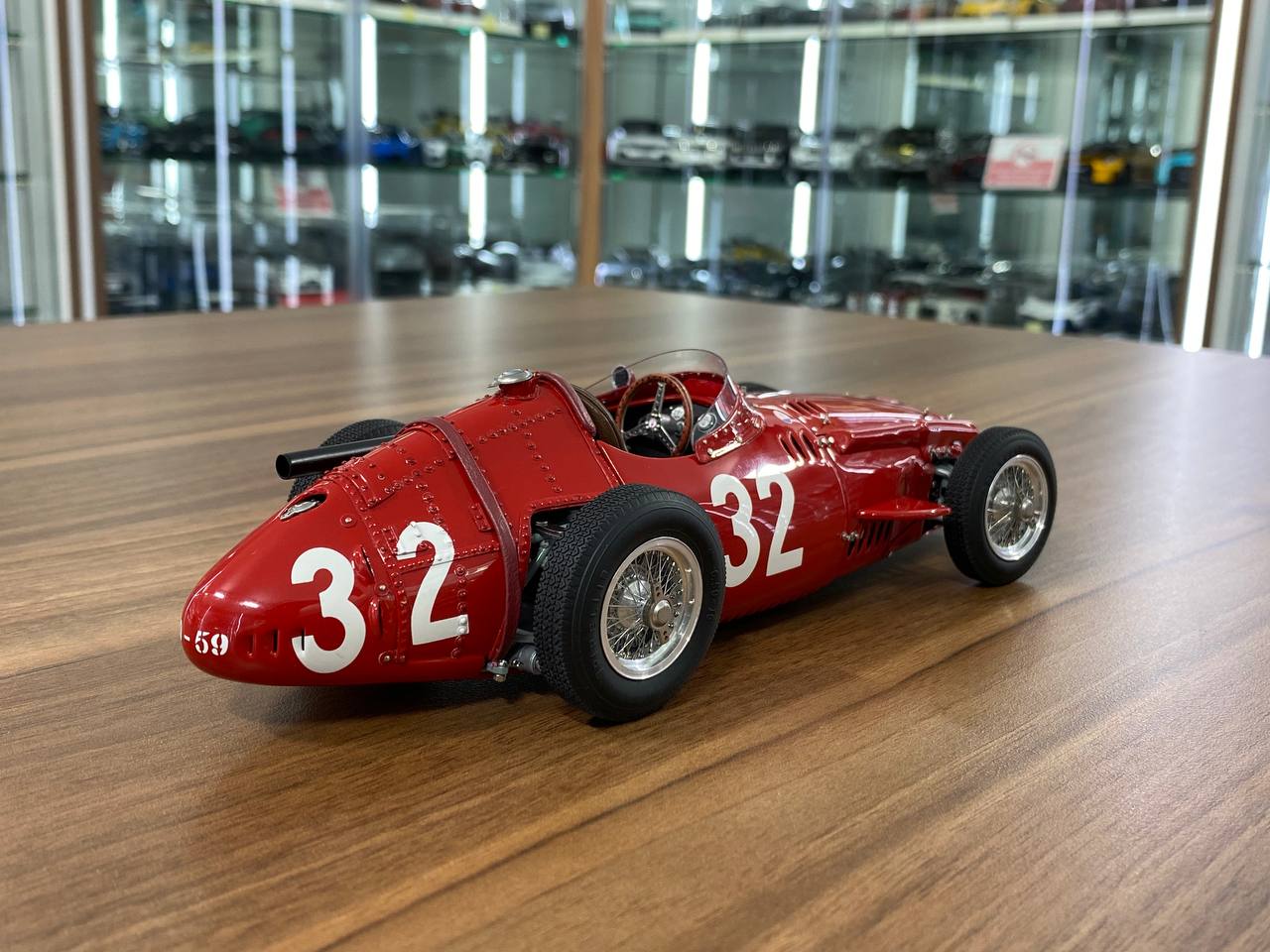 CMC Maserati 250 F GP Monaco, 1957 Sieger J.M Fangio, Start Nr. 32 [1/18 Red Diecast]