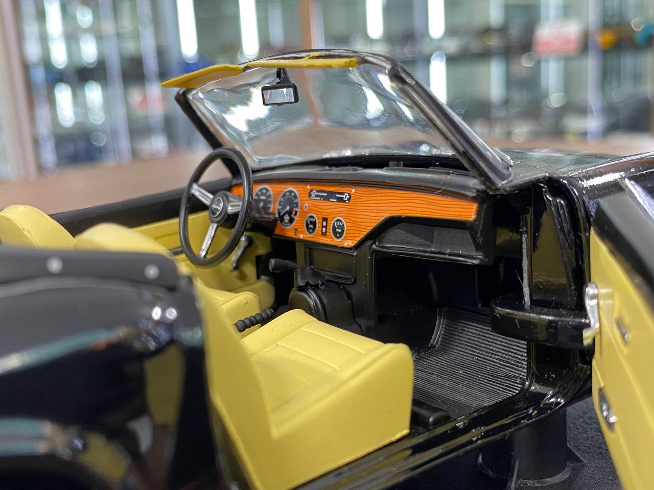 1/18 Diecast Sun Star Triumph Spitfire MK IV BLACK 1970 Miniature Car