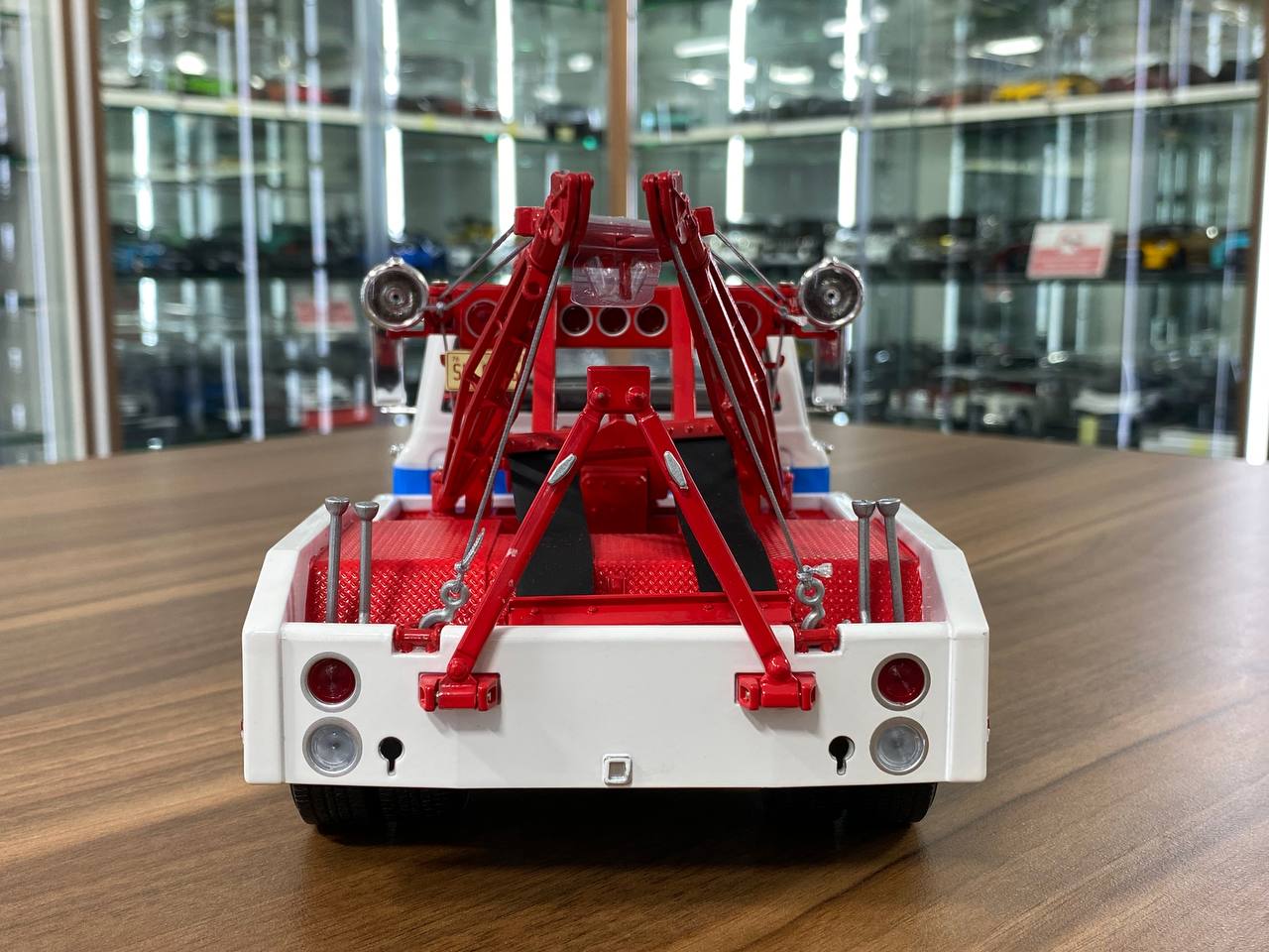 1/18 Diecast Chevrolet C-30 White and Red Model Car by Green Light