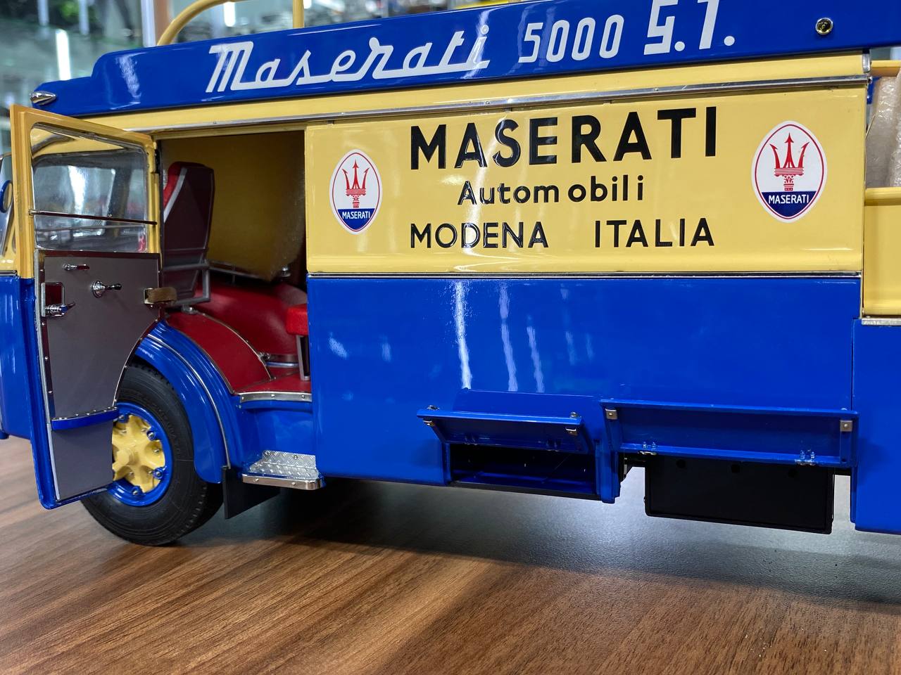 CMC Fiat 642 RN2 Bartoletti, 1957 Maserati Renntransporter [ 1/18 Diecast, Blue/ Yellow]