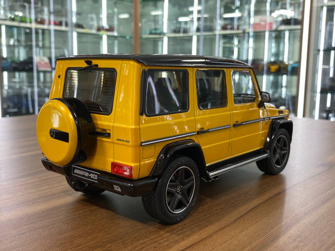 1/18 Mercedes-Benz G-63 Yellow Model Car by iScale