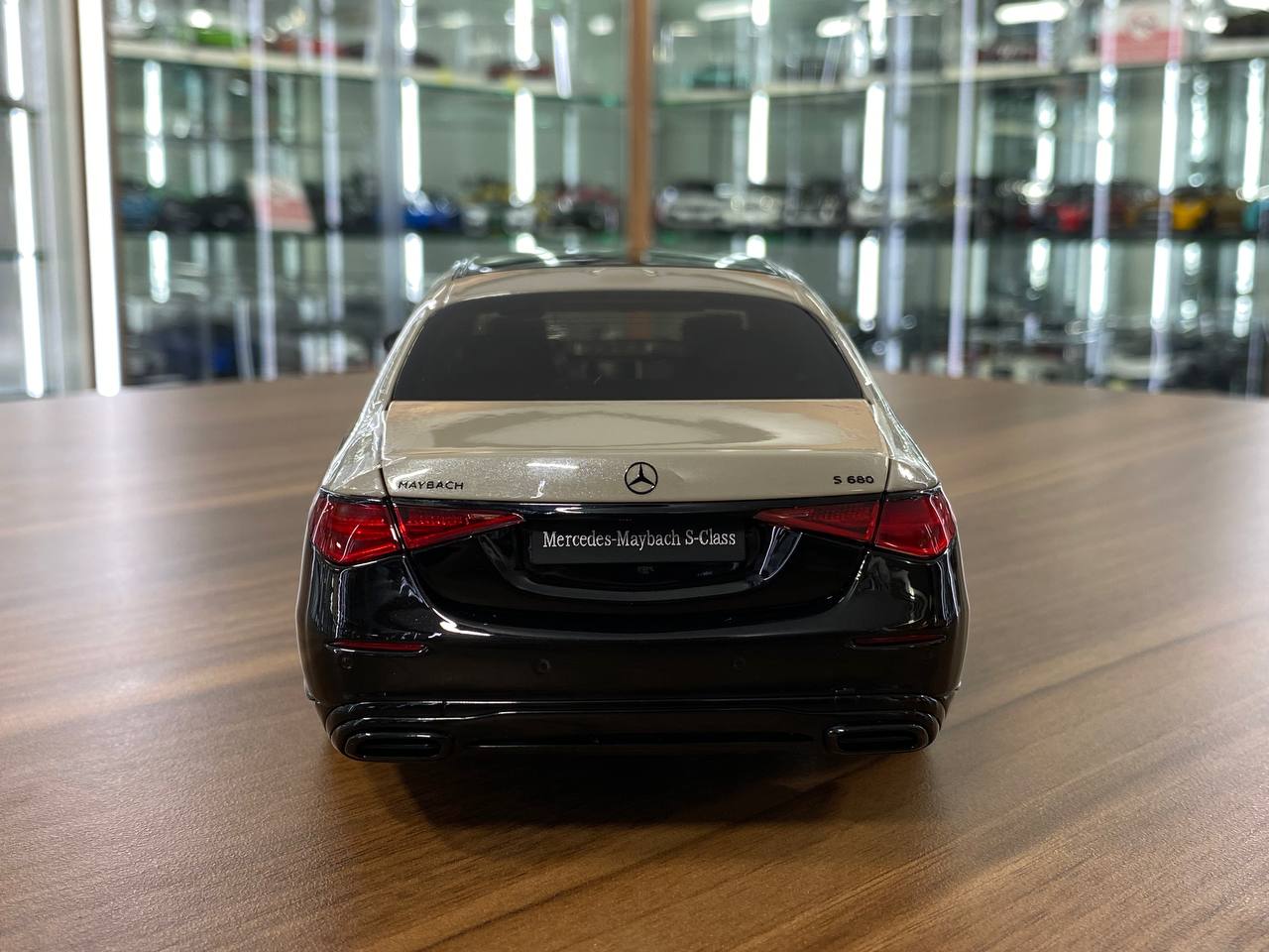 Mercedes-Maybach S Class S680 Night Series 2023 1/18 Diecast Mojave Silver Black