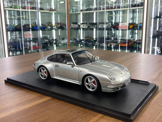 1/18 Diecast Porsche 911 (993) Carrera 4S in Silver | Solido