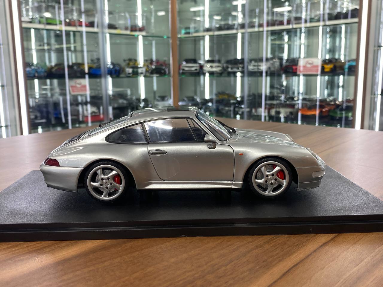 1/18 Diecast Porsche 911 (993) Carrera 4S in Silver | Solido