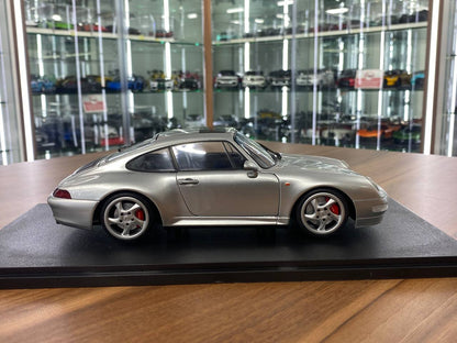 1/18 Diecast Porsche 911 (993) Carrera 4S in Silver | Solido