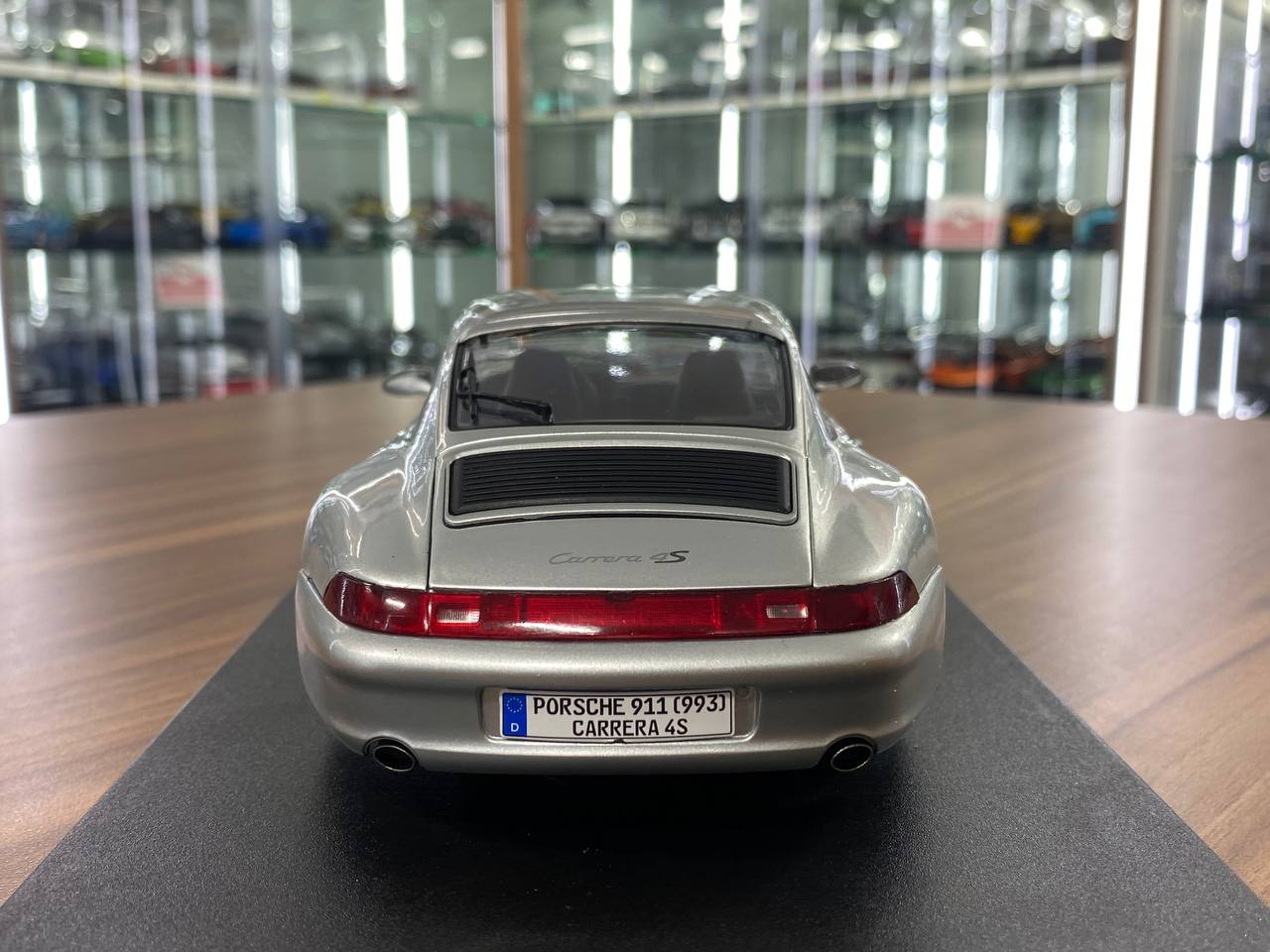 1/18 Diecast Porsche 911 (993) Carrera 4S in Silver | Solido