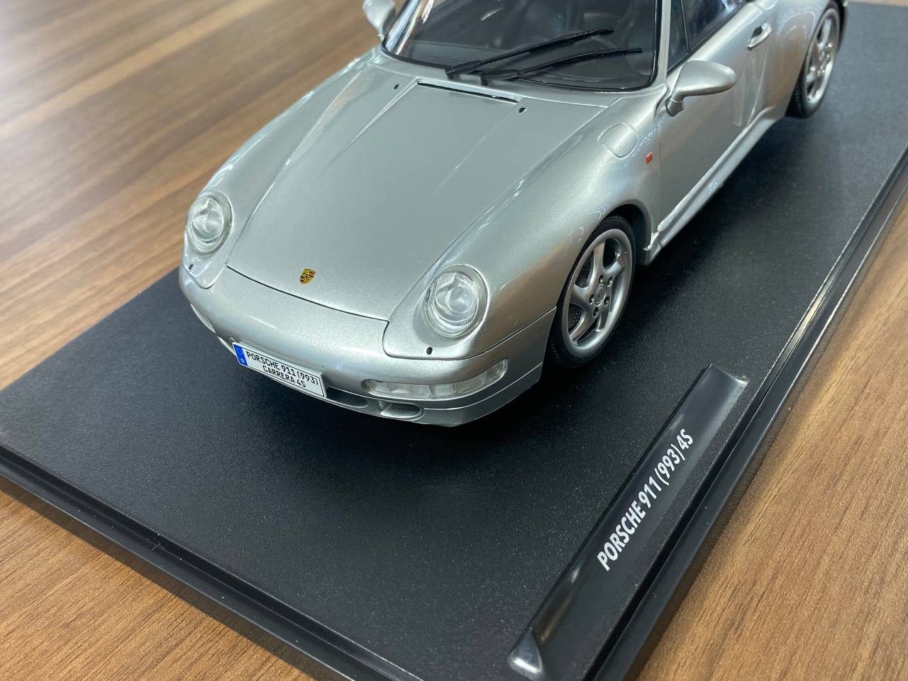 1/18 Diecast Porsche 911 (993) Carrera 4S in Silver | Solido