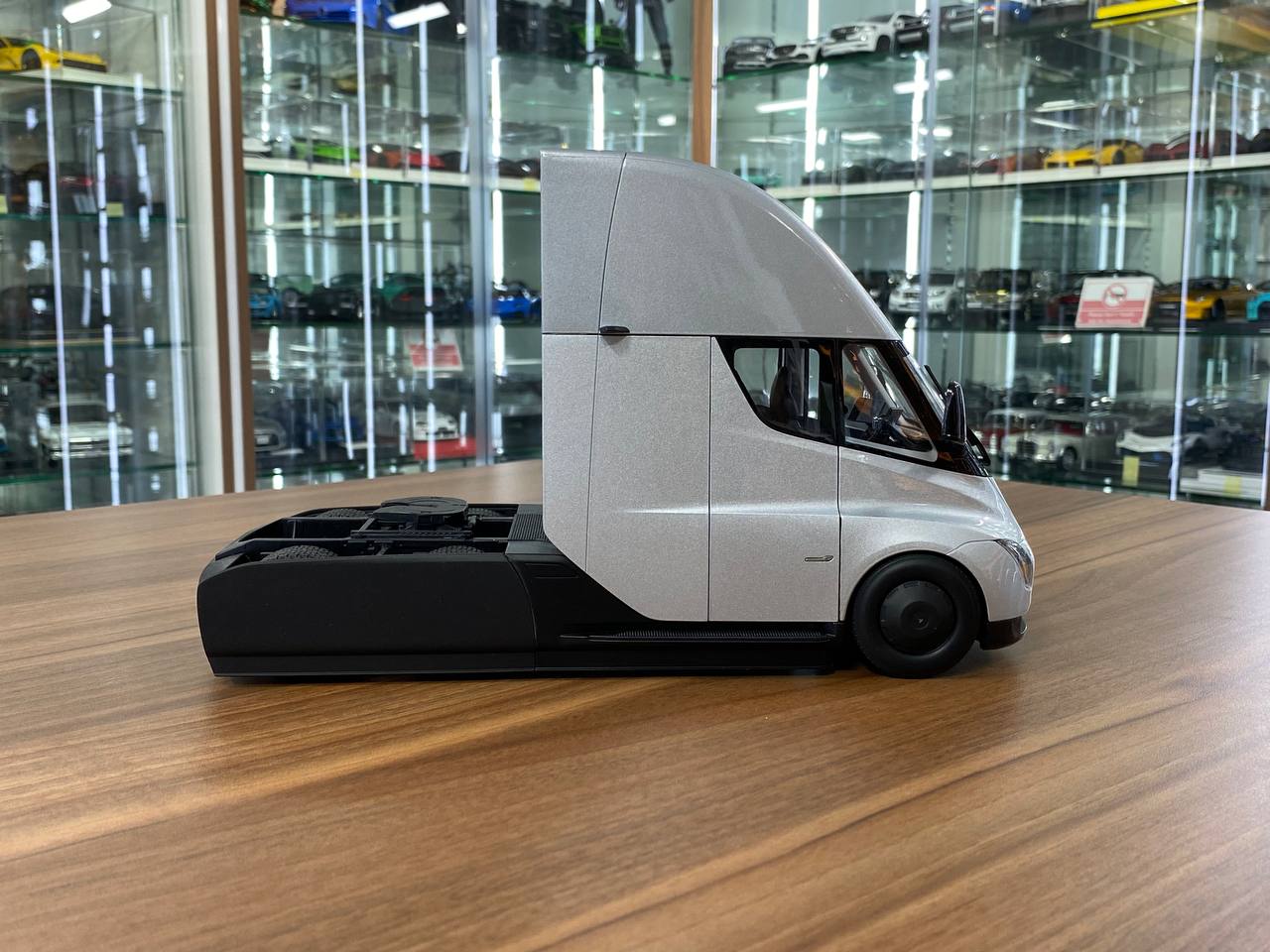 1/18 Diecast Tesla Semi Truck Silver (opening doors)