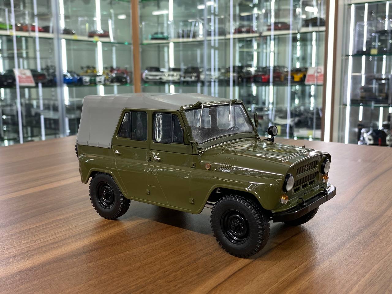 1/18 Resin UAZ-469 MCG Green Model Car