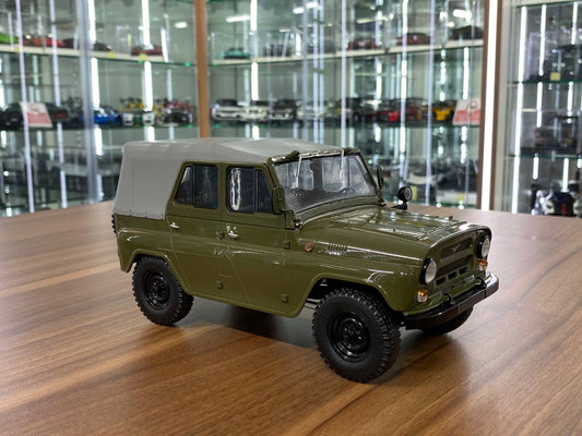 1/18 Resin UAZ-469 MCG Green Model Car