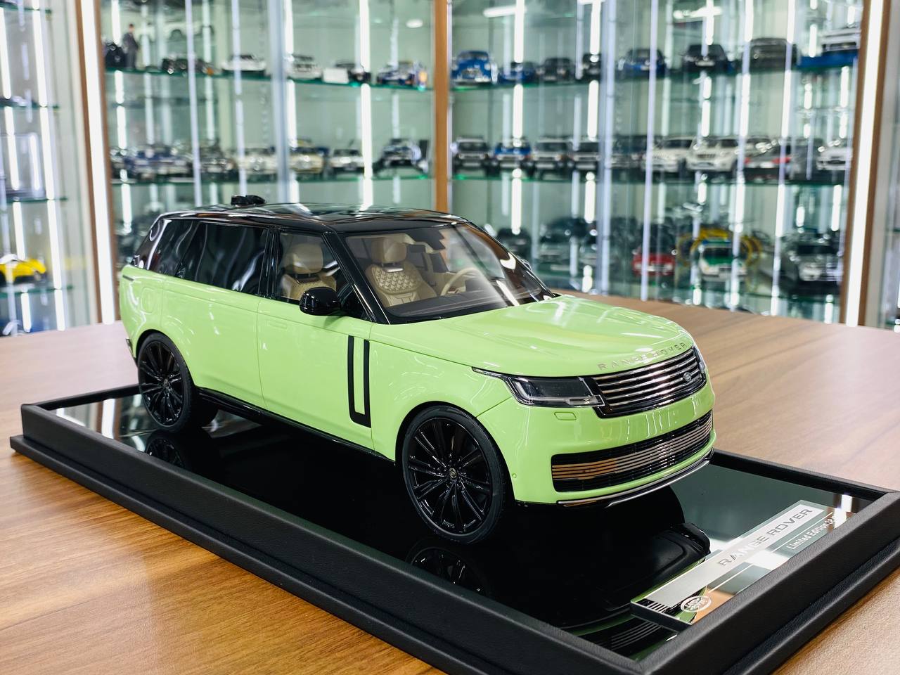 MotorHelix Range Rover Autobiography 2022 – 1/18 Resin Model, Light Green, Limited 99