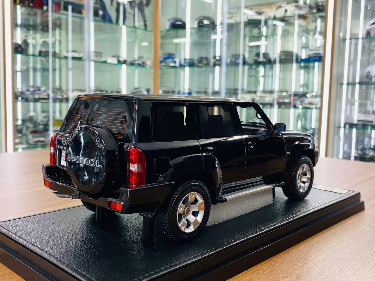 Ivy Model 1/18 Nissan Patrol Safari Y61 – Black, Limited Edition 01/101