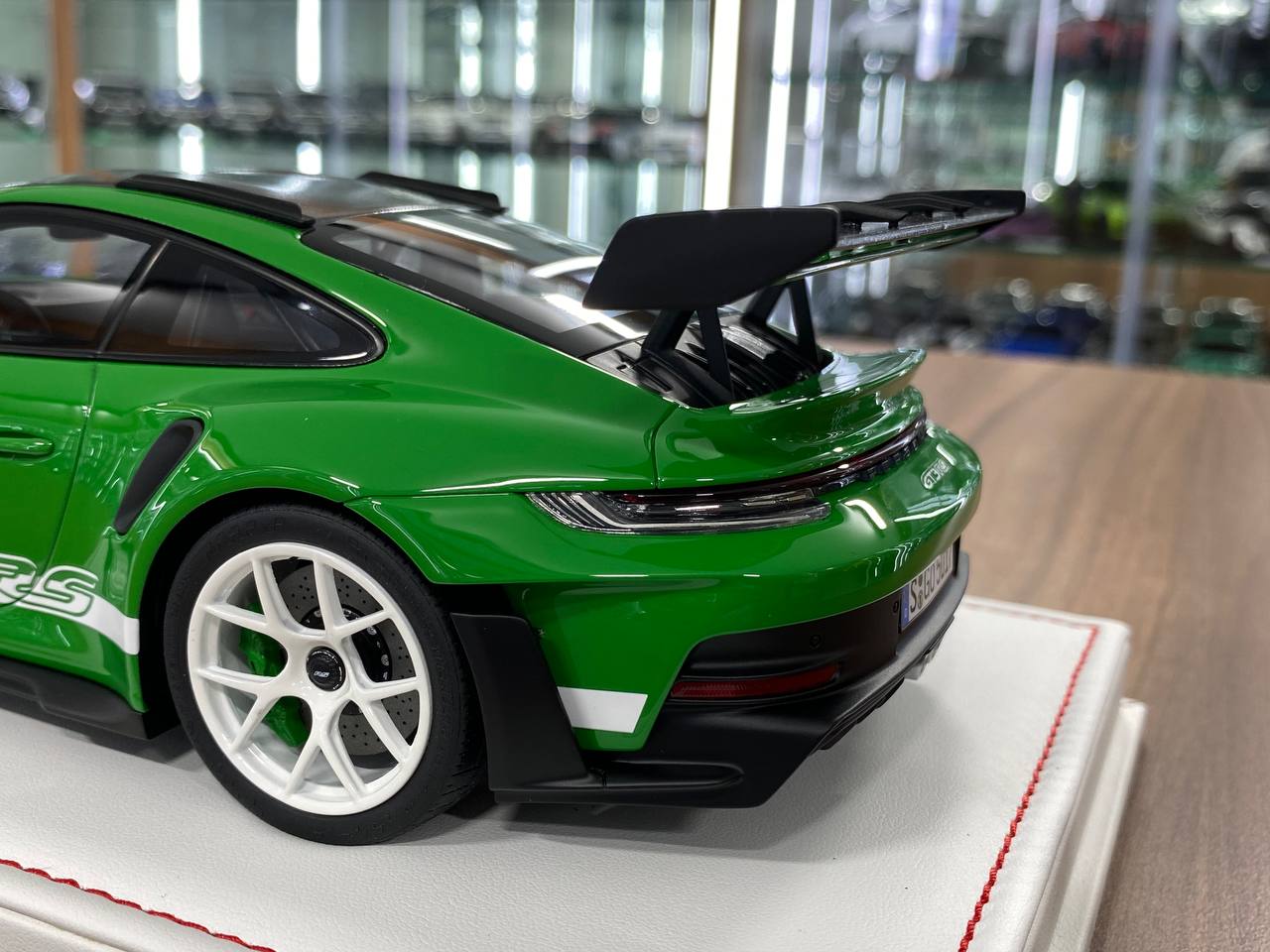Ivy Model 1/18 Porsche 911 992 GT3 RS Weissach – Python Green with White Wheels, Limited to 20 Pcs