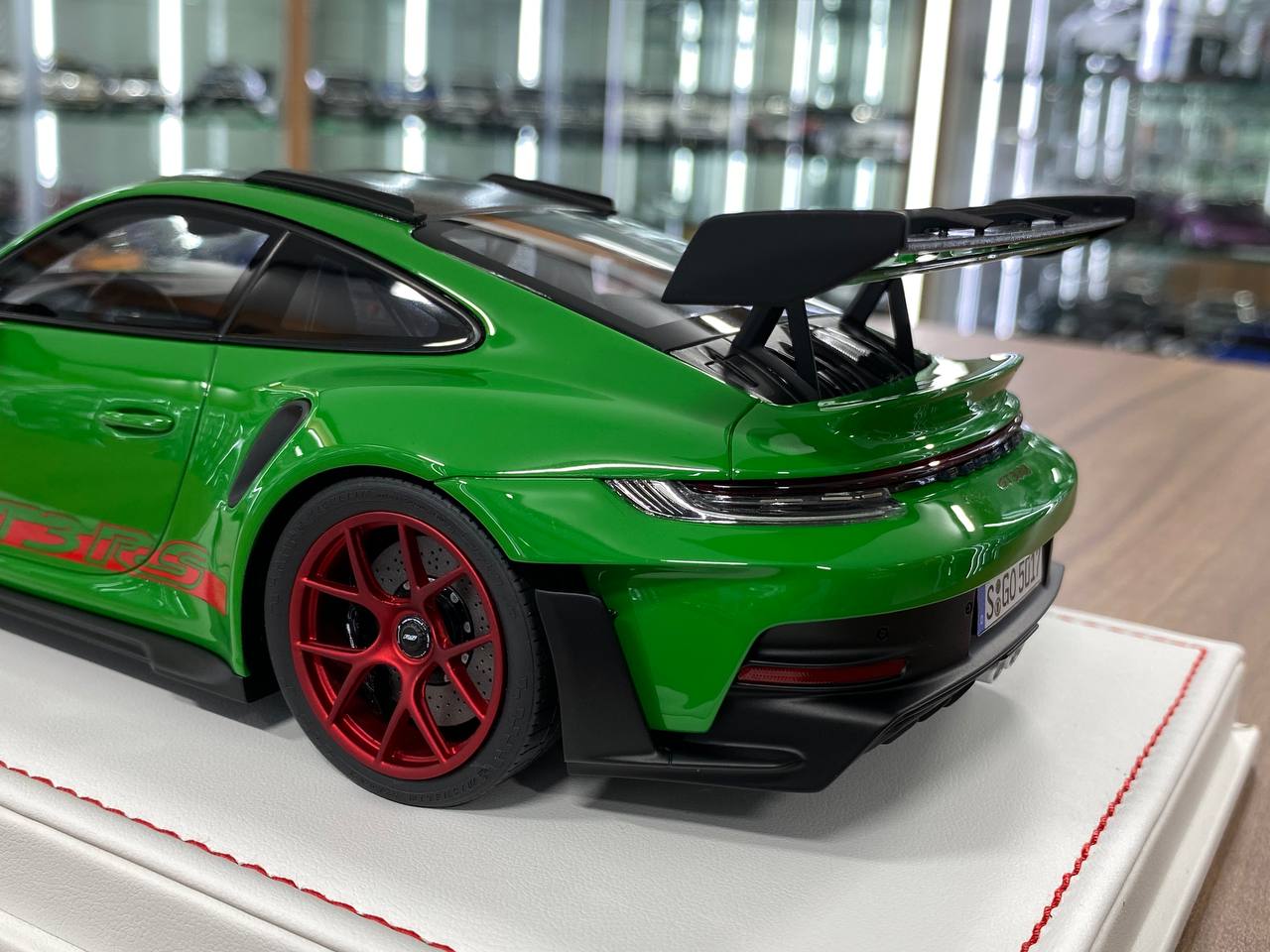 Ivy Model 1/18 Porsche 911 992 GT3 RS Weissach – Python Green with Red Wheels, Limited to 20 pcs.