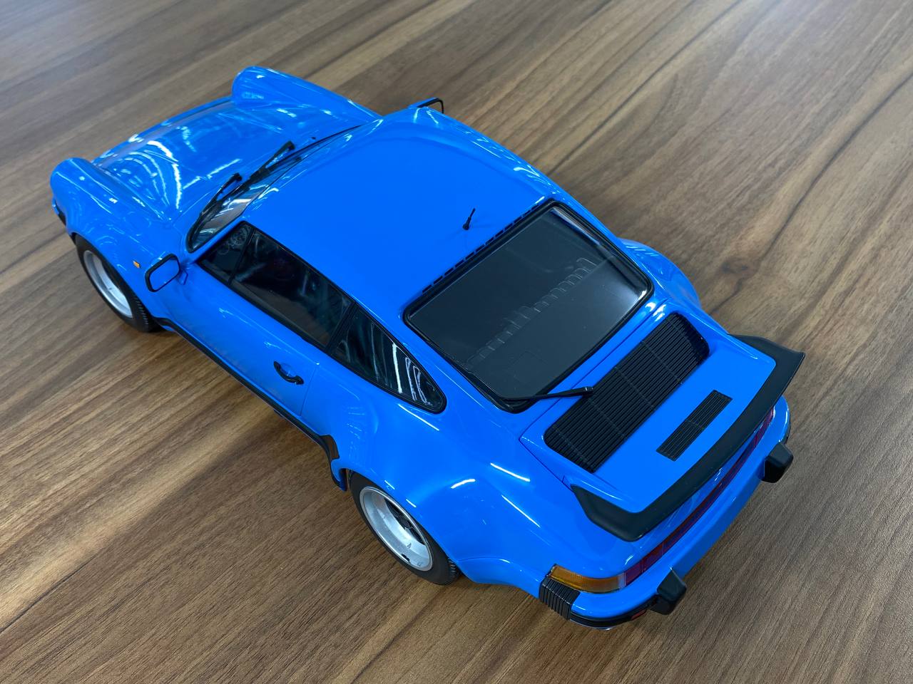 1/12 Diecast Model – Porsche 911 Turbo (1977) by Minichamps