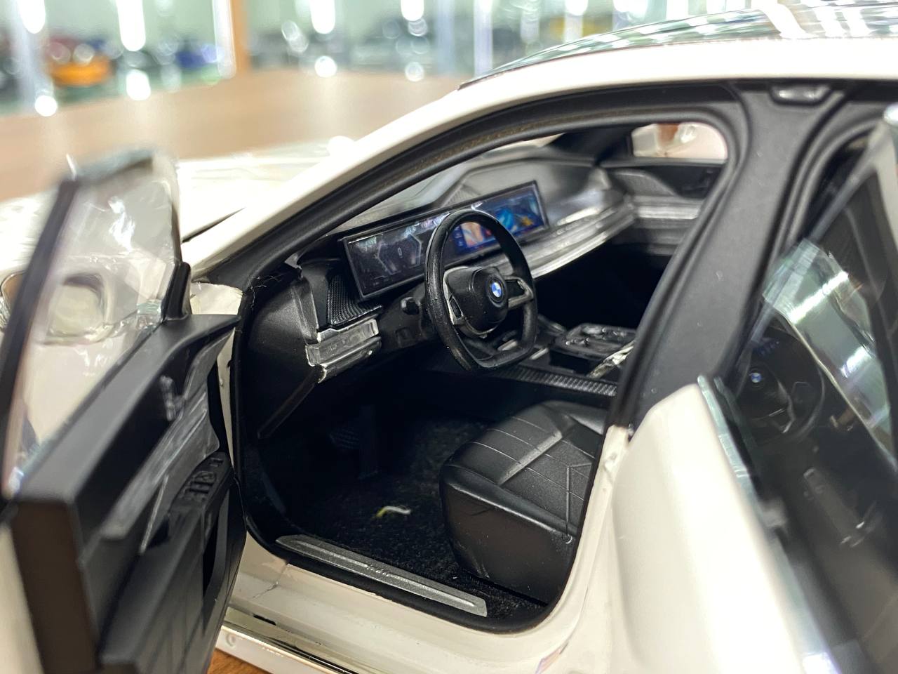 1/18 Metal Diecast – BMW i7 (2022) White Metallic by Minichamps