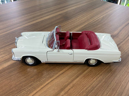 1/18 Diecast Maisto Mercedes Benz 280SE 1967