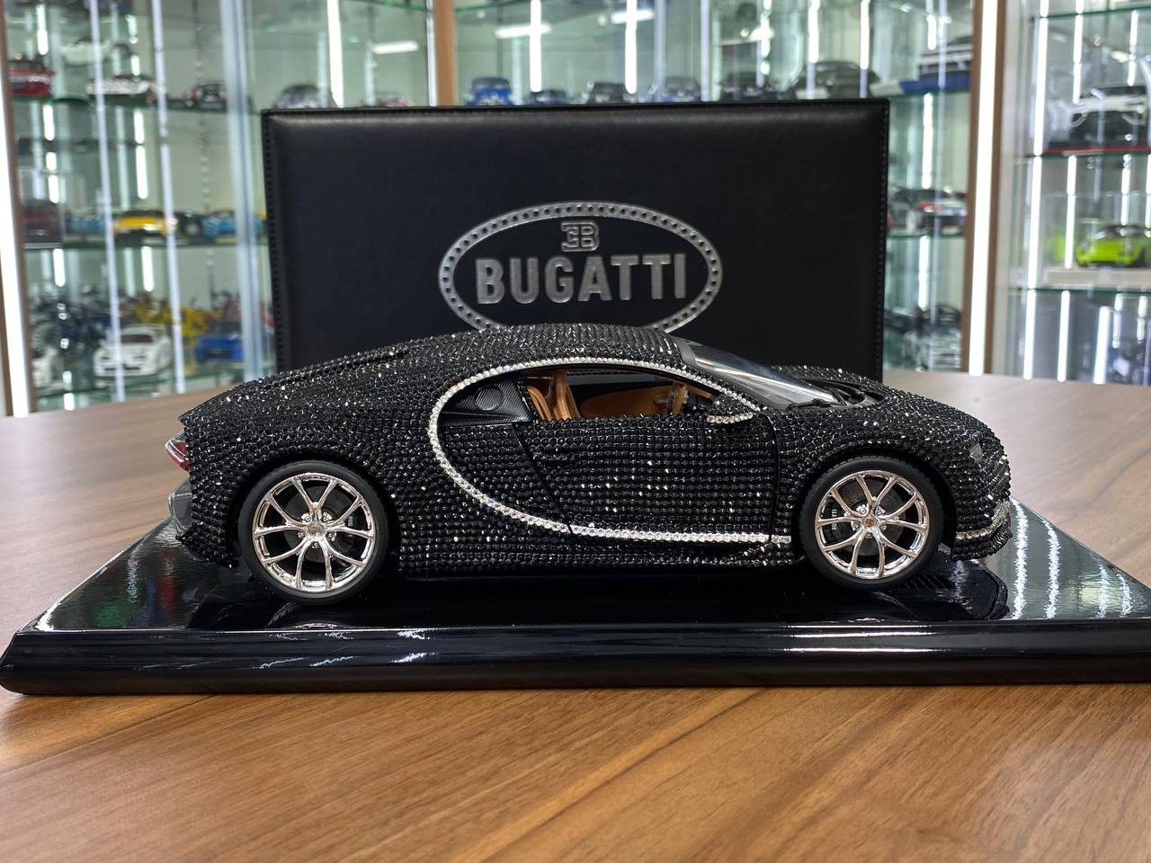 1/18 Diecast Bugatti Chiron Swarovski Crystal Limited Edition (137 out of 150) Bburago