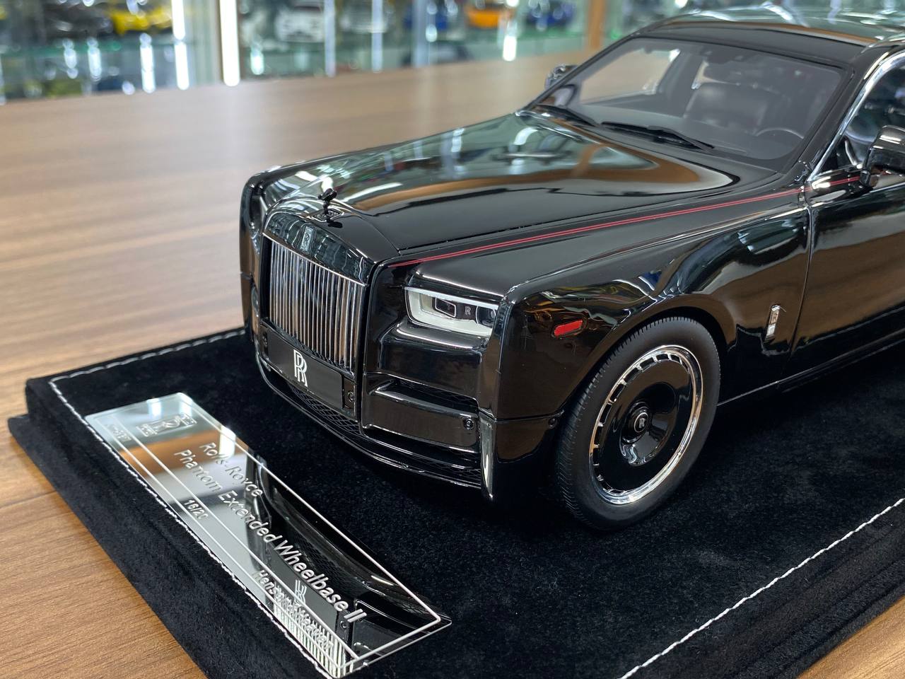 1:18 Resin Model  - H&H Rolls Royce Phantom Extended Wheelbase II (Black Dragon)