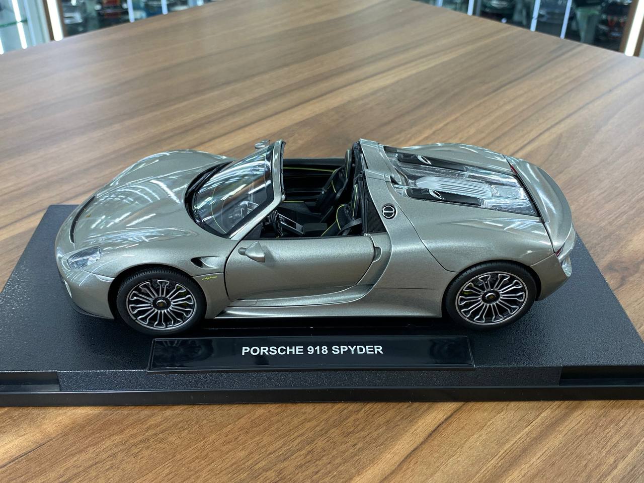 1/18 Welly Metal Diecast - Porsche 918 Spyder in Grey (opening doors)