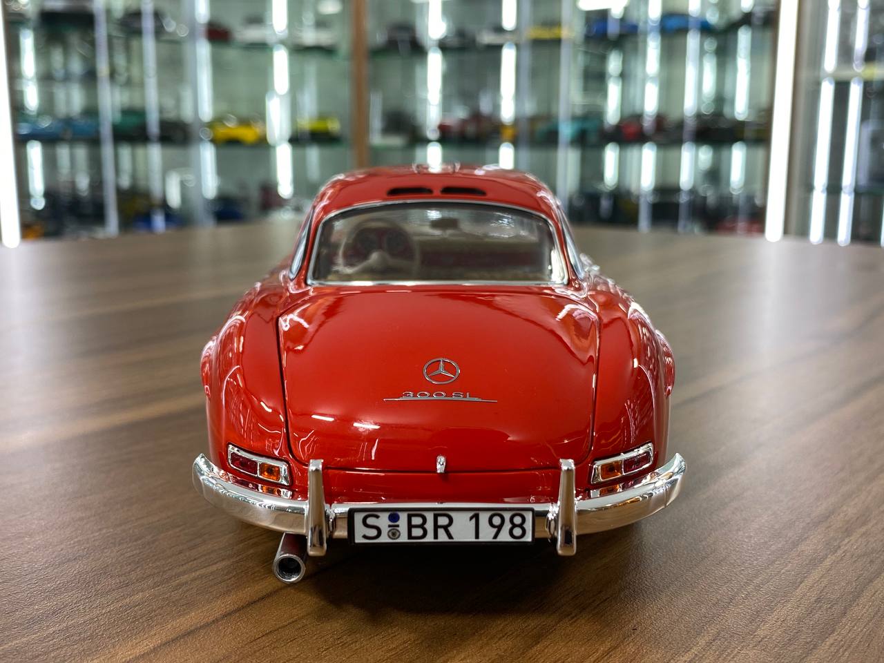 1/18 metal diecast Norev Dealer Edition  Mercedes-Benz 300 SL 1954-1957  Fire Engine Red