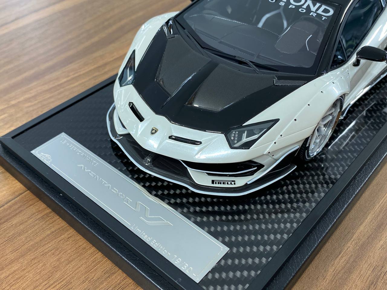 1/18 Resin – VIP Models Lamborghini Aventador SVJ Illusionary Pearl White Decals Limited Edition: 30 pcs