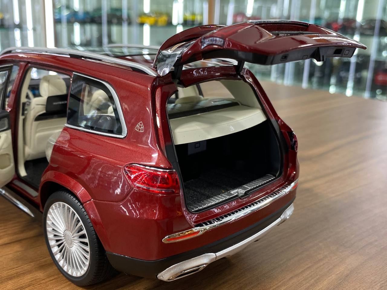 1/18 Diecast Mercedes-Maybach GLS 600 4MATIC Paragon Scale Model Car