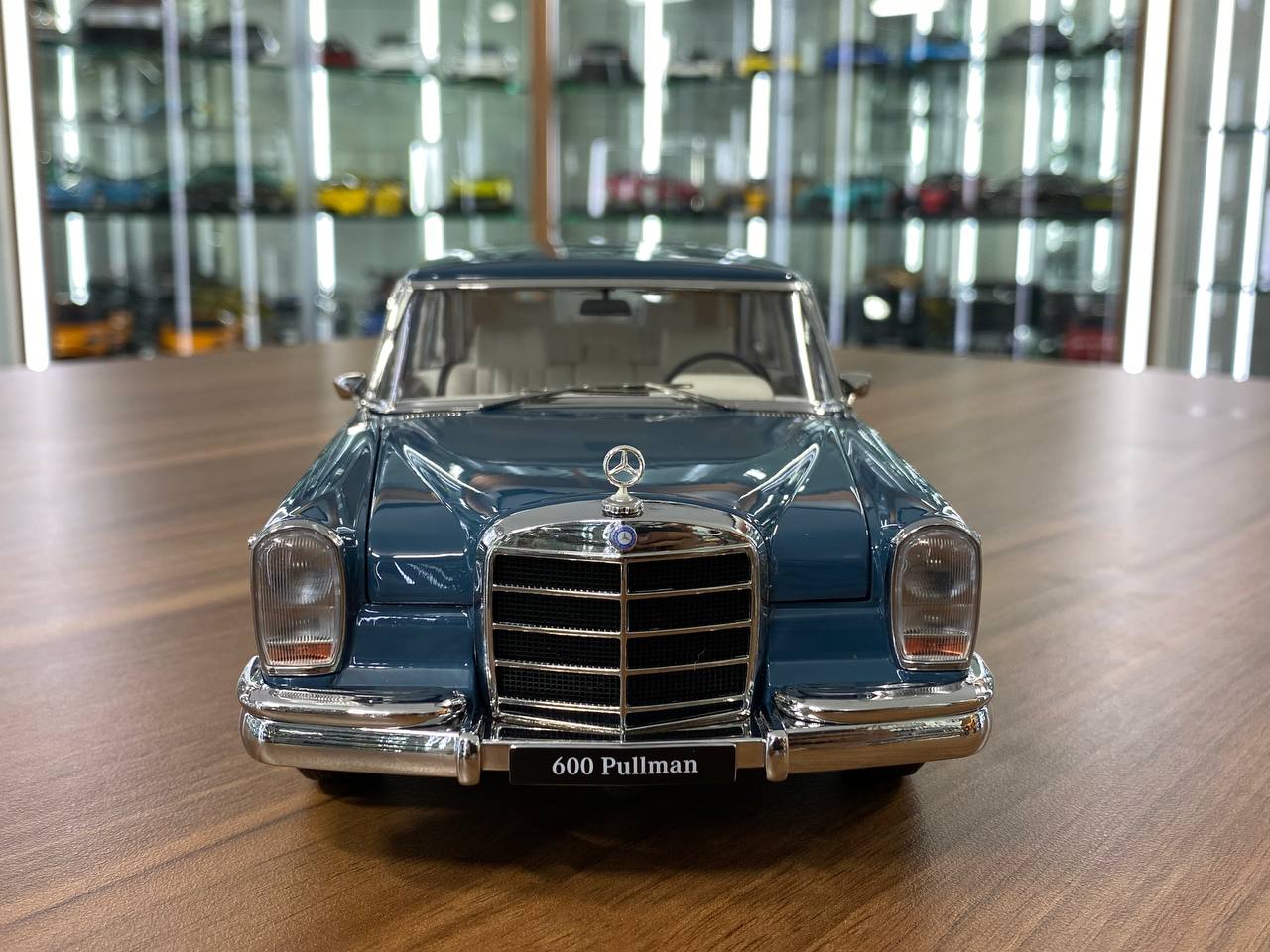1:18 Diecast Full Opening – NZG Modelle GmbH Dealer Edition Mercedes-Benz 600 Pullman (W100)
