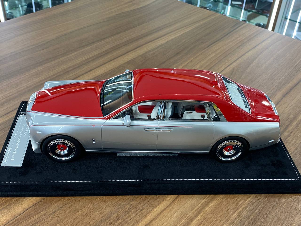 1/18 Resin – H&H Rolls Royce Phantom Extended Wheelbase II Silver / Red Dragon Ltd.Edn.20 pcs