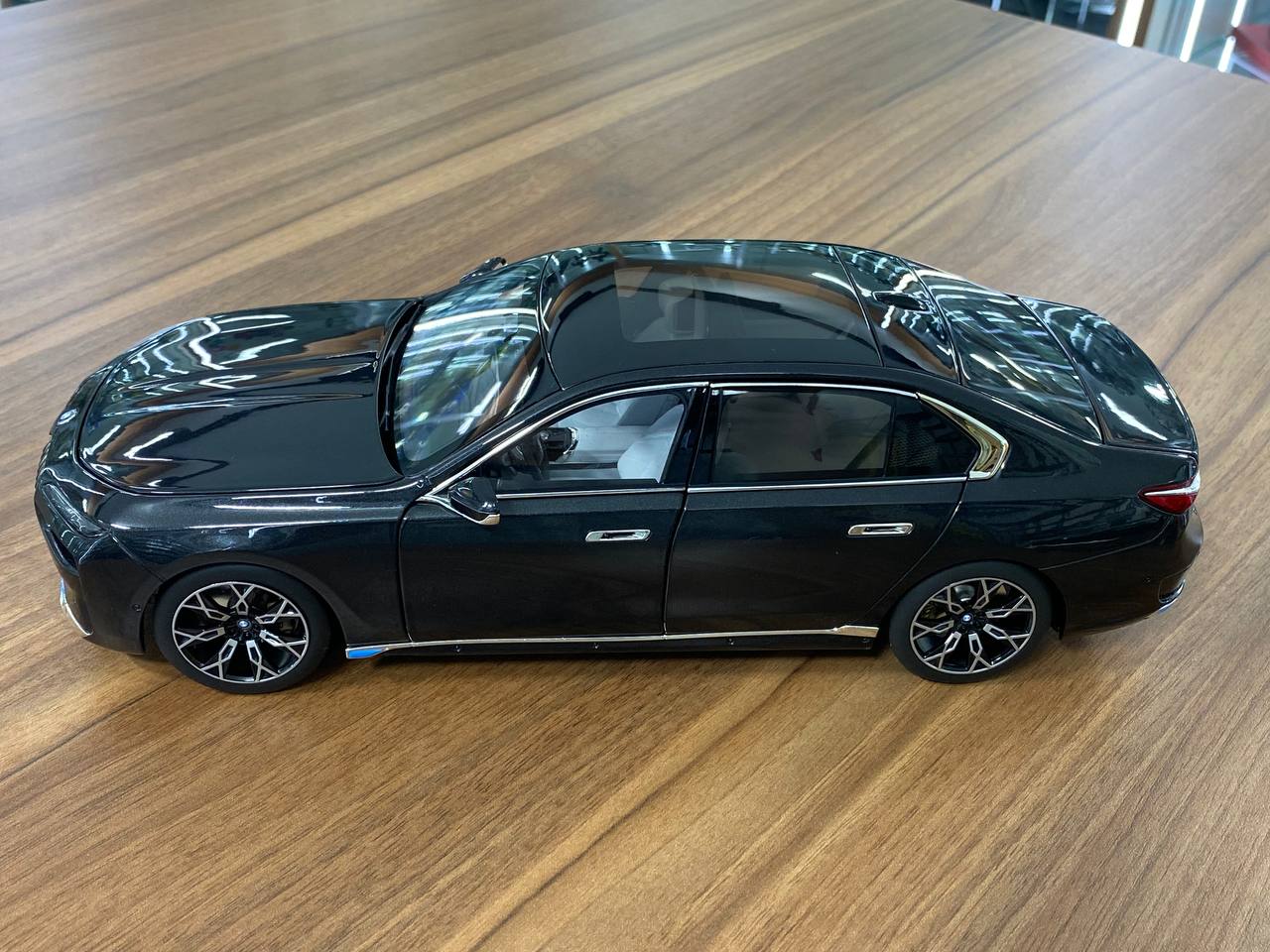 1/18 Metal Diecast Full Opening Minichamps Dealer Edition BMW i7 (2022) - Black Metallic