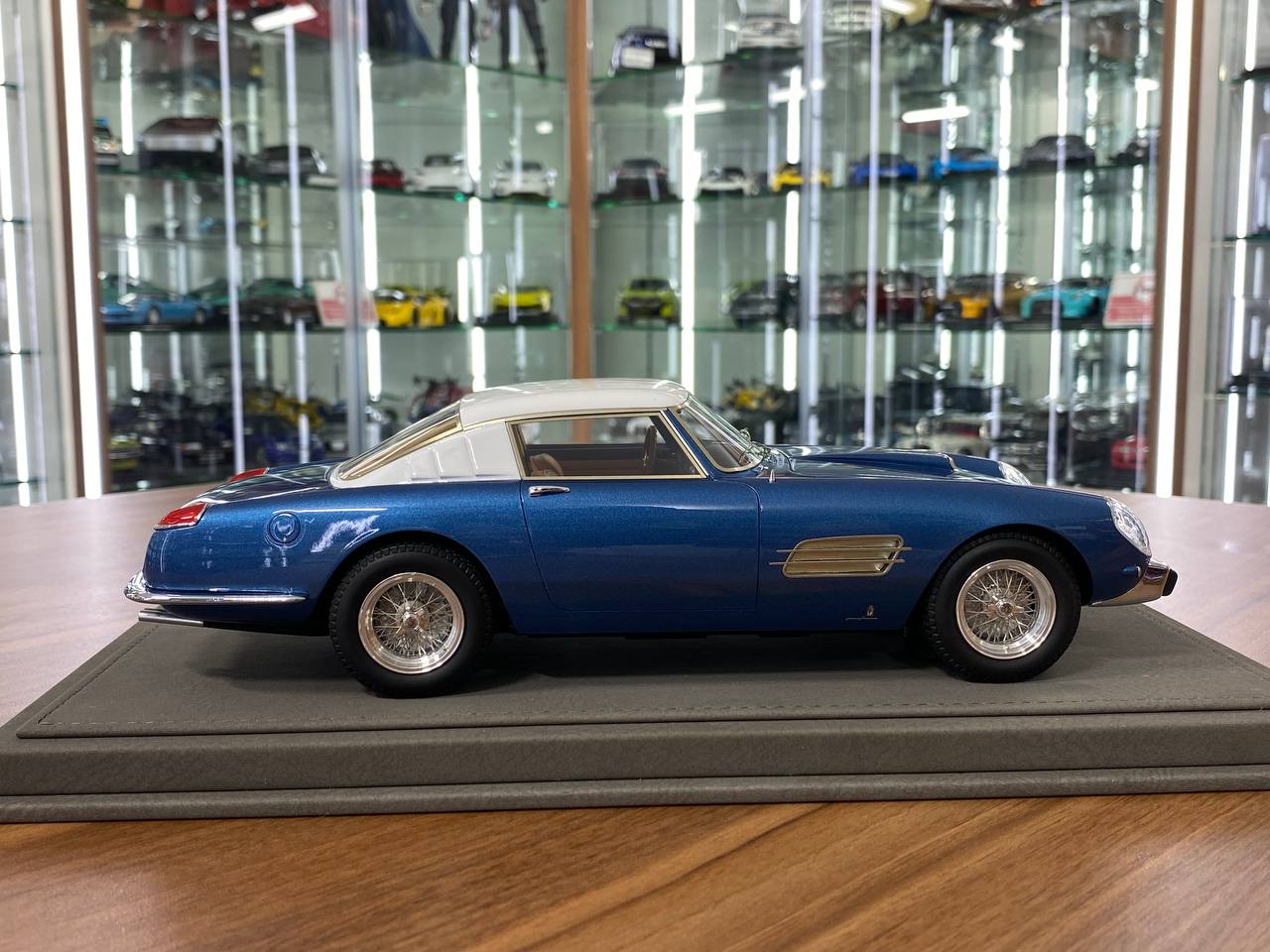 1/18 Resin Model – BBR Deluxe Ferrari Superfast 4.9 (1957) Metallic Light Blue / White Limited Edition: 500 pcs