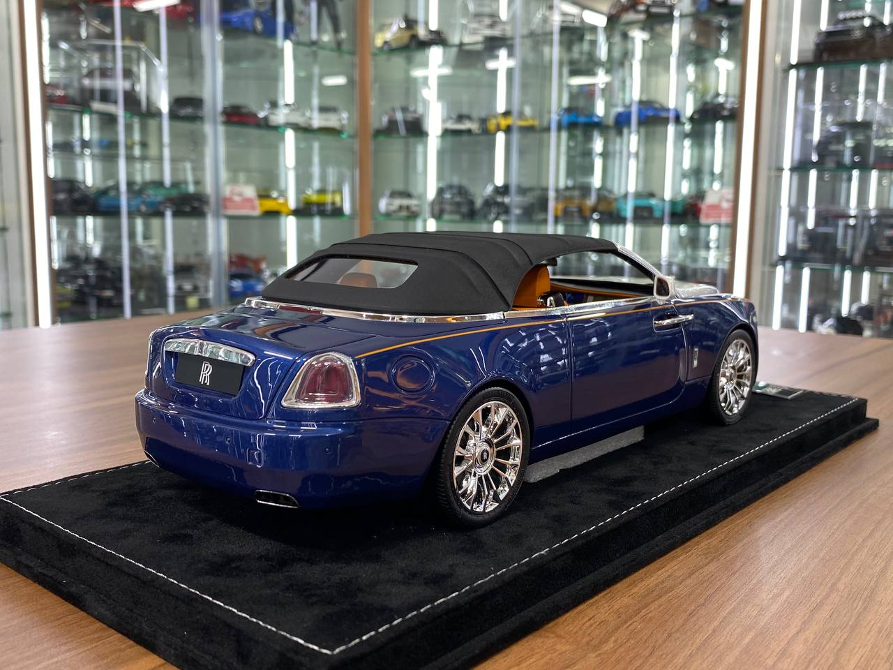 1/18 Resin Model – Rolls Royce Dawn | H&H |Sapphire / Pearl White