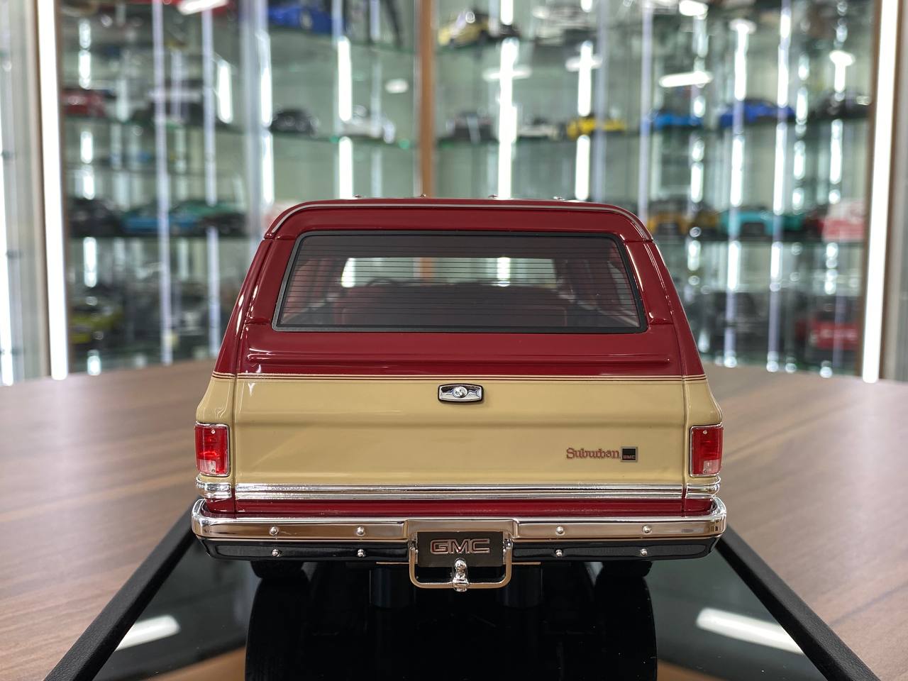 1/18 Resin Old School Models GMC SUBARBAN 86 2500 (1986) Red & Beige  Limited 100 pcs