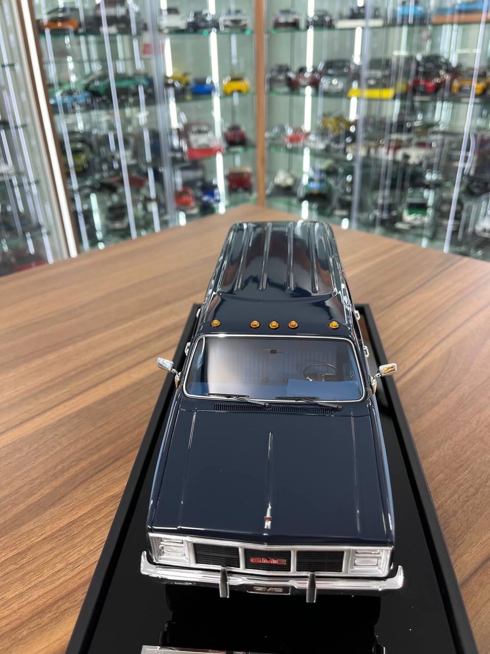 1:18 GMC Suburban 2500 (1986) – Old School Models | Resin | Limited to 100 pcs | Navy Blue