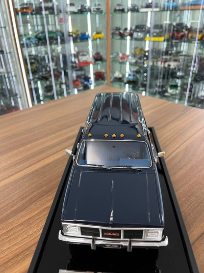 1:18 GMC Suburban 2500 (1986) – Old School Models | Resin | Limited to 100 pcs | Navy Blue