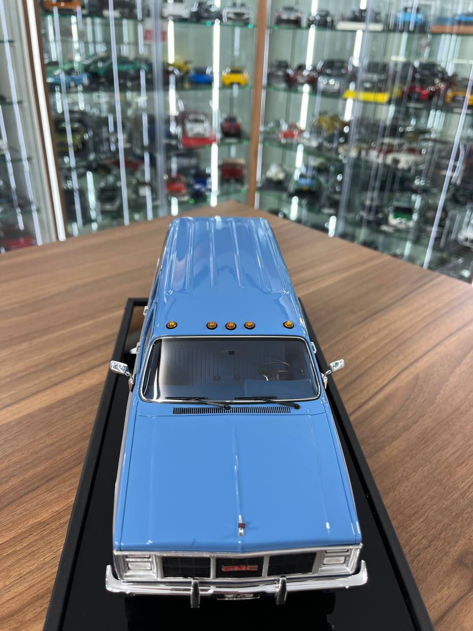1:18 GMC Suburban 2500 (1986) – Sky Blue – Resin by Old School Models – Limited 100 pcs