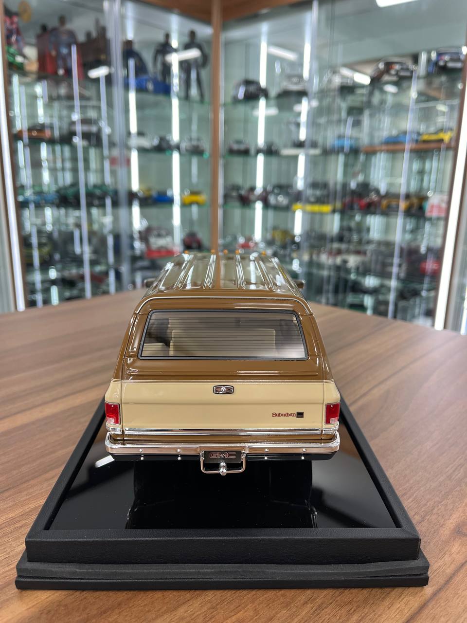 1:18 Resin GMC Suburban 2500 (1986) – Brown/Beige –  Old School Models – Limited 100 pcs