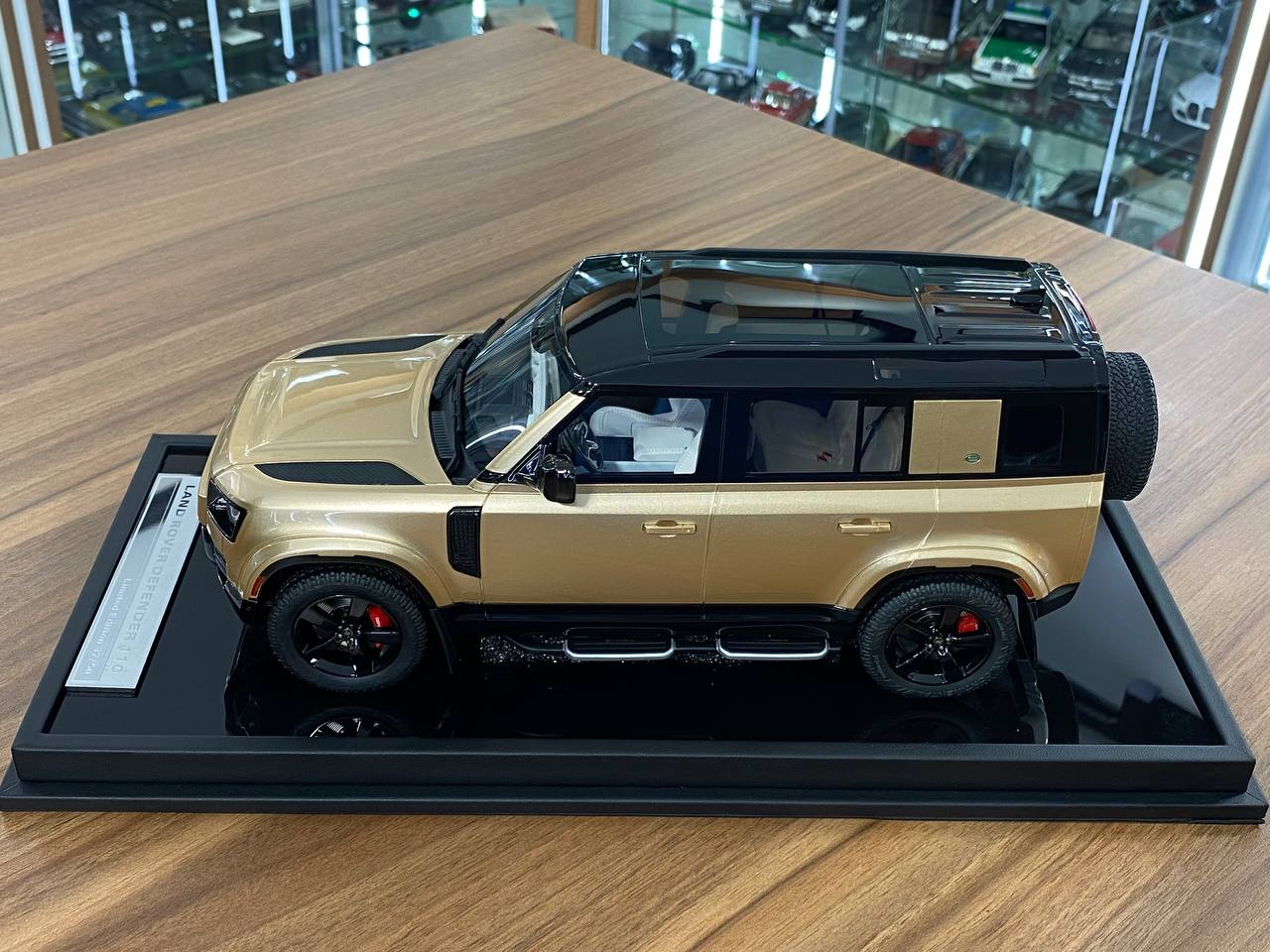 1/18 Resin MotorHelix Land Rover Defender 110 Gold Limited 50 pcs