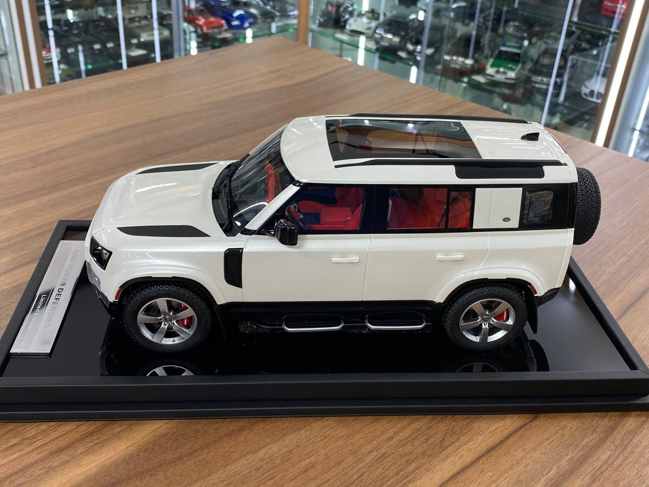 1/18 Resin MotorHelix Land Rover Defender 110 Pearl White Limited 50 pcs