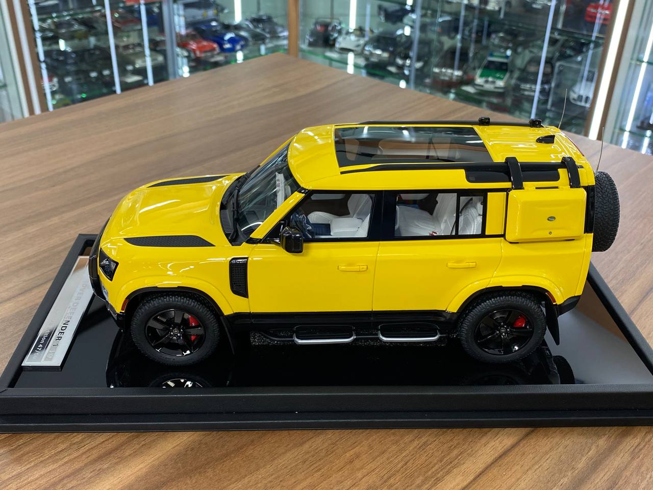 1/18 Resin MotorHelix Land Rover Defender 110 Desert Yellow Limited 50 pcs