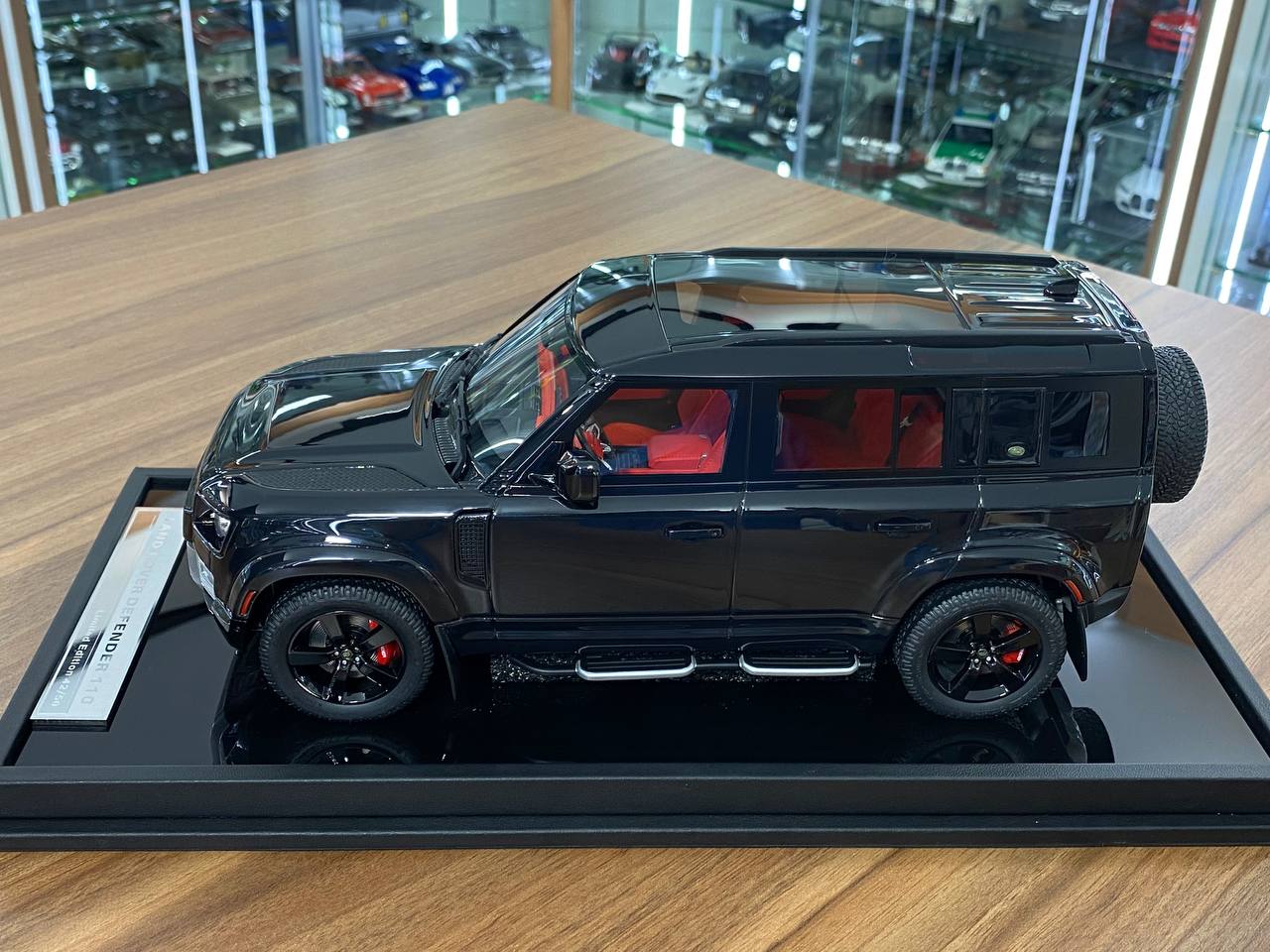 1/18 Resin MotorHelix Land Rover Defender 110 Gloss Black Limited 50 pcs