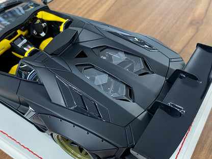 1/18 Resin Davis & Giovanni Lamborghini Aventador LP 720-4 2.0 Roadster in Matt Black with Black/Yellow Interior Limited Edition - 18 pcs