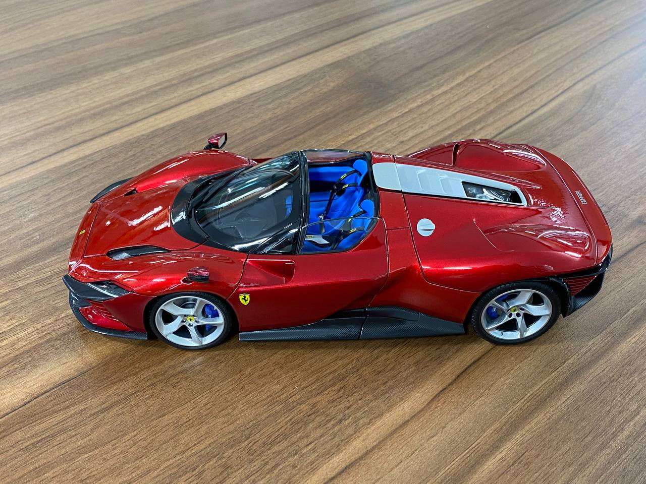 Bburago Ferrari Daytona SP3 - 1/18 Diecast Metal Full Opening, Glossy Red