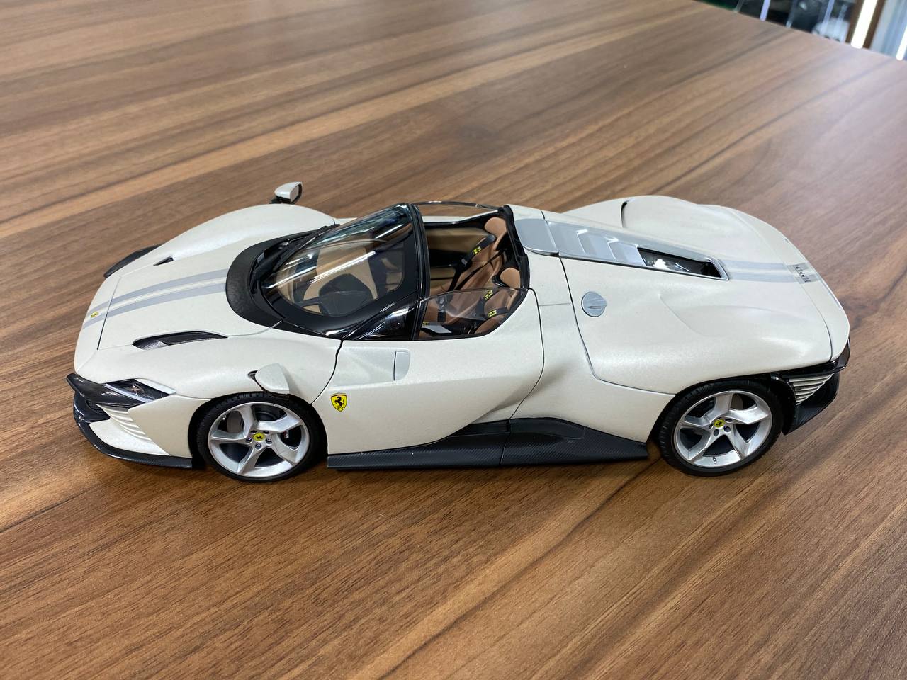 1/18 Diecast Bburago Ferrari DAYTONA SP3 WHITE Scale Model Car