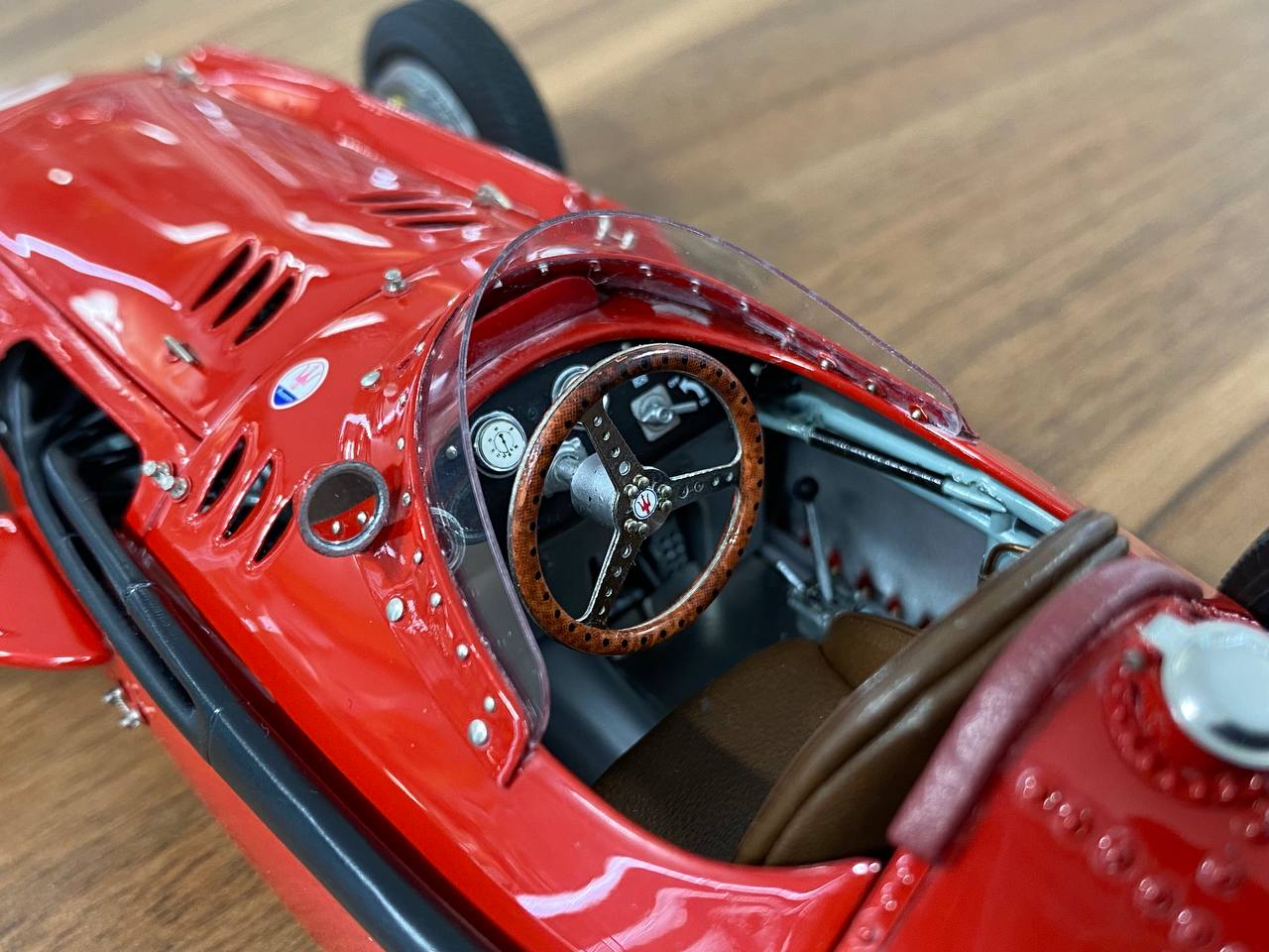 CMC Maserati 250 F GP Frankreich 1957, Winner JM. Fangio #2 [1/18 Diecast]