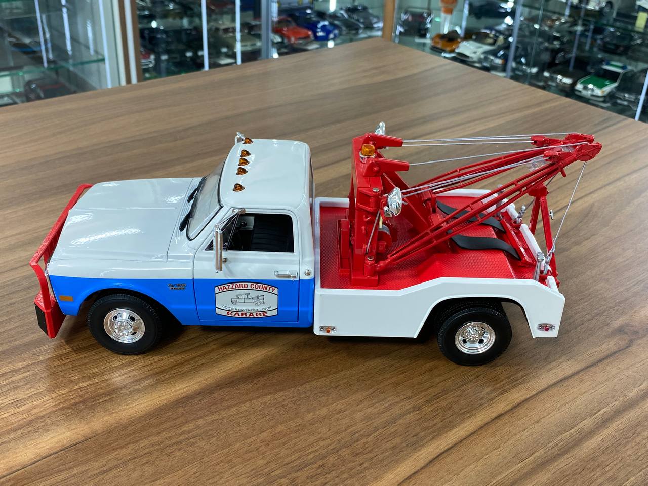 1/18 Diecast Chevrolet C-30 White and Red Model Car by Green Light