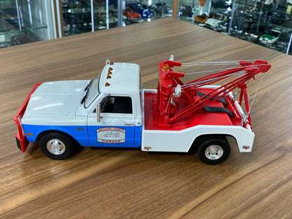 1/18 Diecast Chevrolet C-30 White and Red Model Car by Green Light