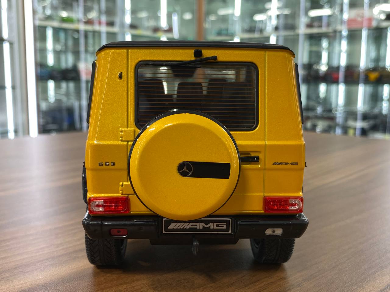 1/18 Mercedes-Benz G-63 Yellow Model Car by iScale